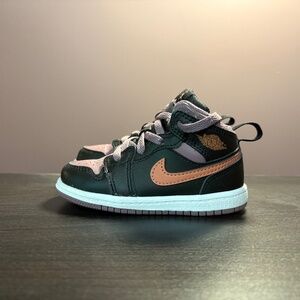 Nike Size 7C Black & Blue Sneaker